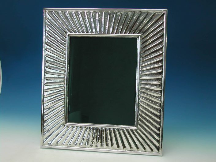 Cornice sbalzata in argento
